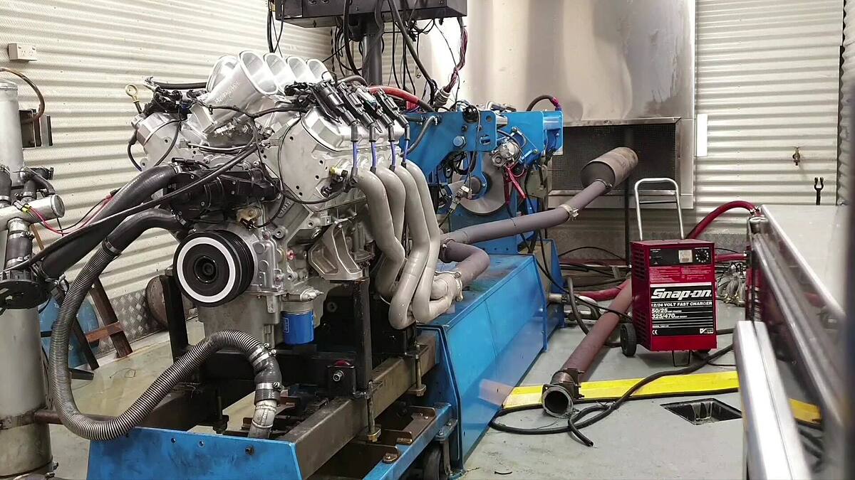 LS7 with a custom intake manifold and velocity-stack trumpets running on the Sam's Performance engine dyno