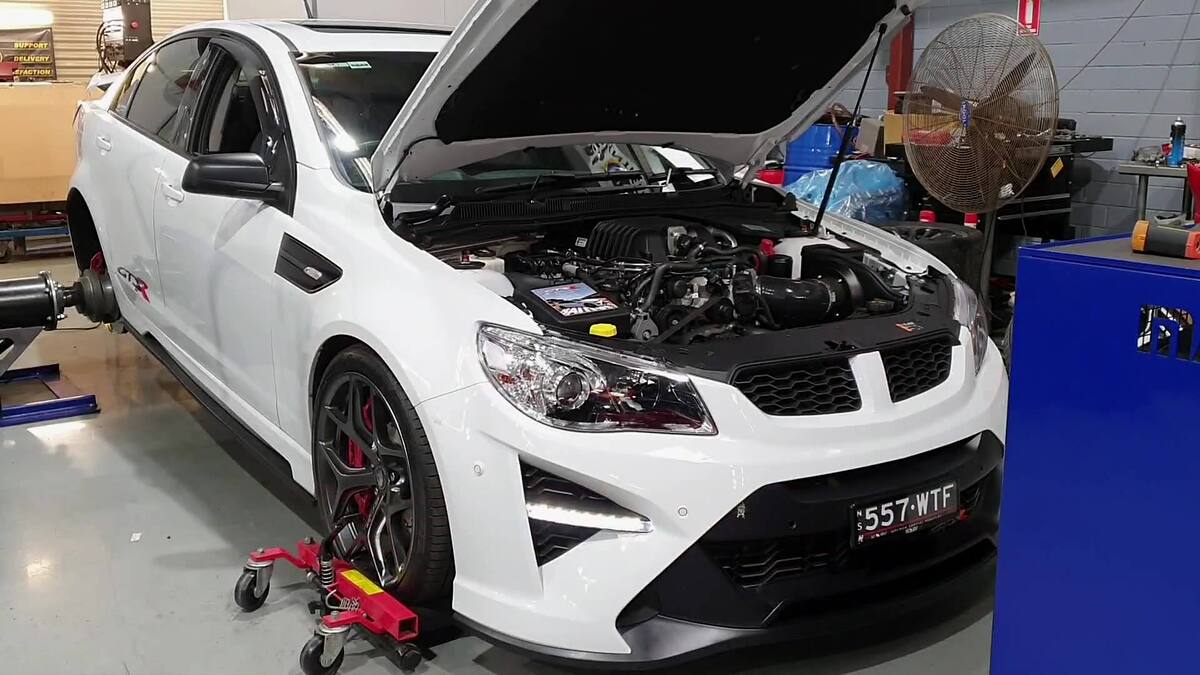 White HSV VF GTSR with Walkinshaw 557 pack and extras on the hub dyno, making 610+ rwhp